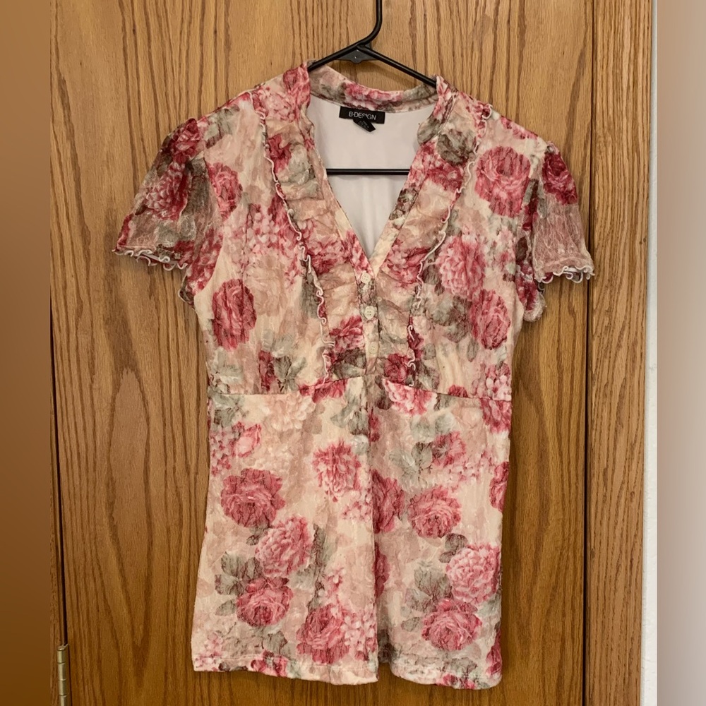 Size large, women’s v neck pink floral top. Short sleeves